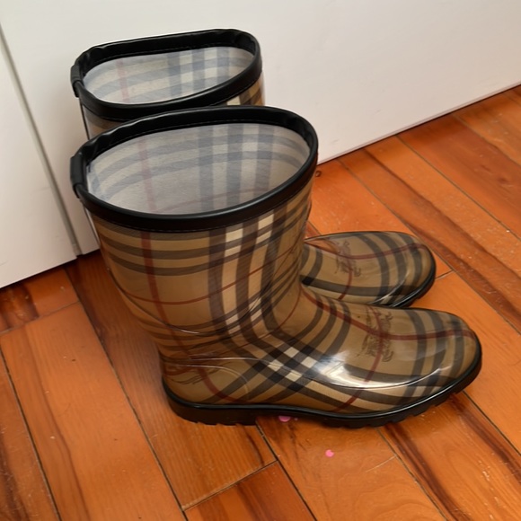COPY - Burberry Wellington Rain Boot - Picture 4 of 5